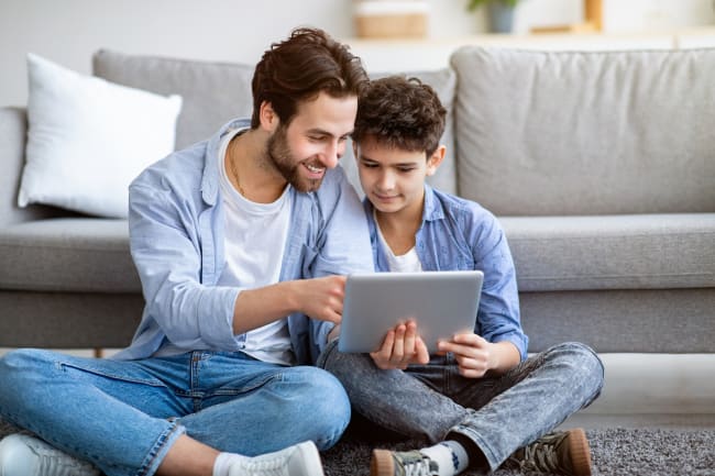 Papà con figlio che guardano tablet Papà con figlio che guardano tablet
