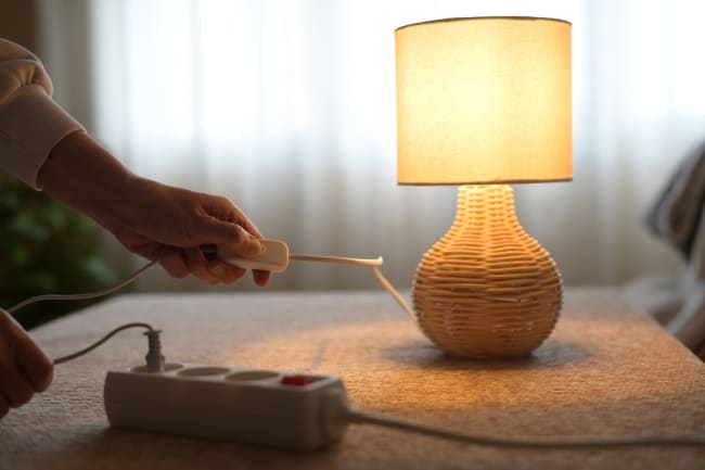 Persona che accende la luce 