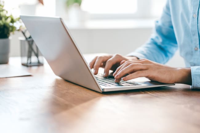 Persona che digita sulla tastiera di un computer Persona che digita sulla tastiera di un computer