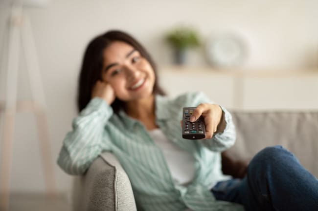 Ragazza guarda tv cambia canale