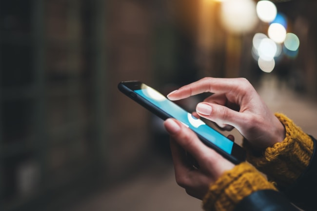 Ragazza scrive cellulare