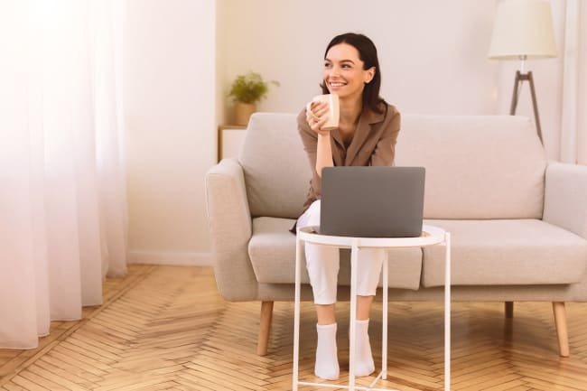 Ragazza sul divano con pc