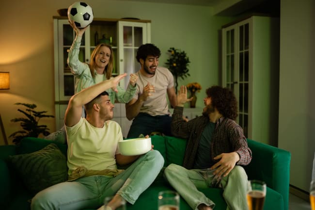 ragazzi guardano partita calcio