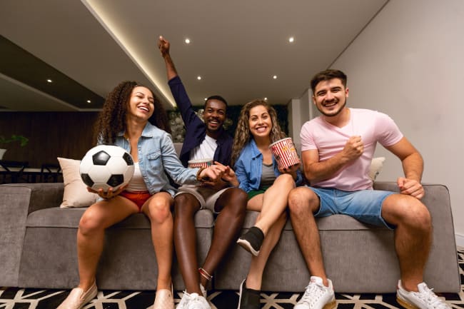 Ragazzi guardano partita Ragazzi guardano partita