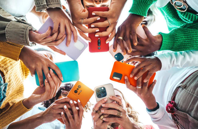 Ragazzi usano smartphone