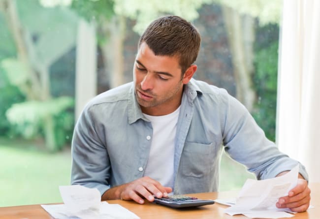 ragazzo controlla bolletta luce