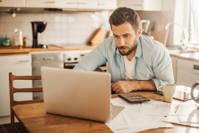 Uomo analizza bollette Uomo analizza bollette