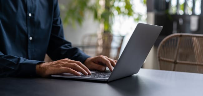 uomo che usa il computer a casa uomo che usa il computer a casa