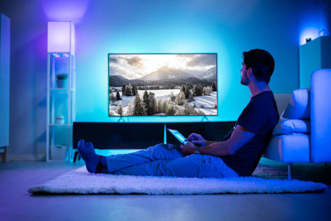 uomo seduto che guarda la tv uomo seduto che guarda la tv