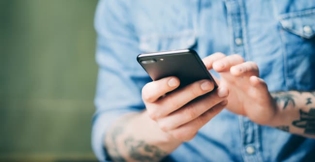Uomo con smartphone in mano