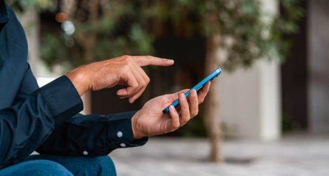 Uomo scrive su smartphone Uomo scrive su smartphone
