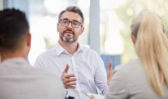 clienti parlano con consulente finanziario clienti parlano con consulente finanziario