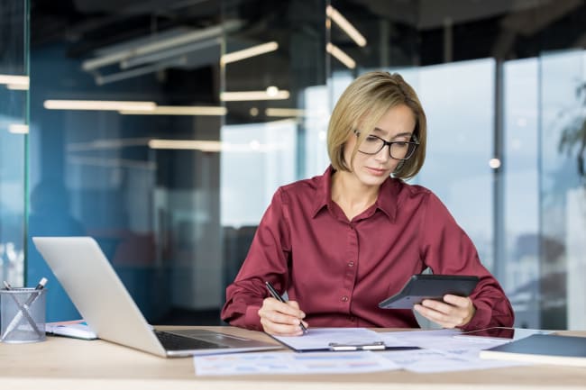 Donna calcola interessi Donna calcola interessi