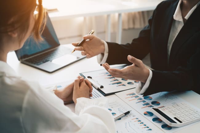 esperti analizzano grafici finanziari