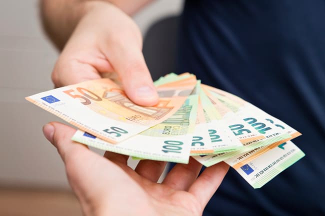 mano porge soldi contanti mano porge soldi contanti