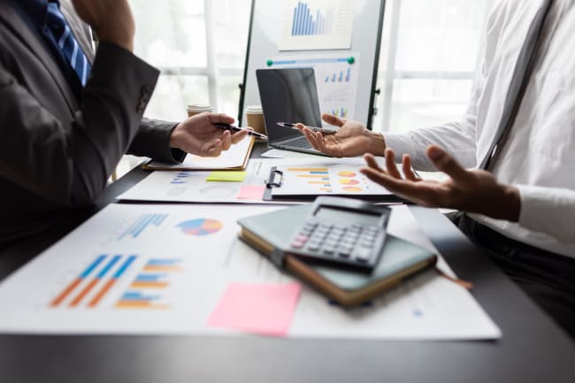 Persone valutano investimenti Persone valutano investimenti