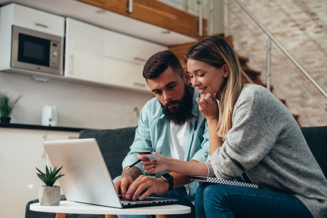 Ragazzi controllano conto corrente Ragazzi controllano conto corrente