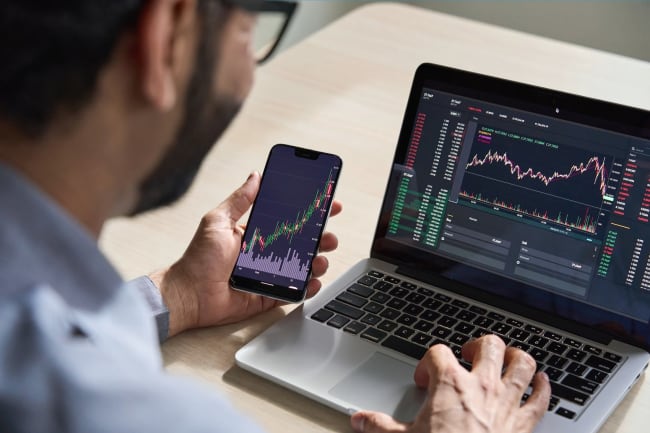 Uomo fa trading