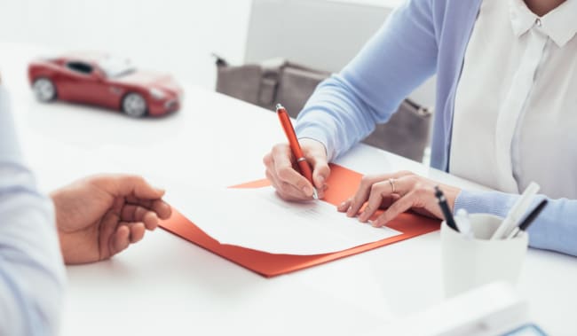donna firma polizza di assicurazione auto donna firma polizza di assicurazione auto