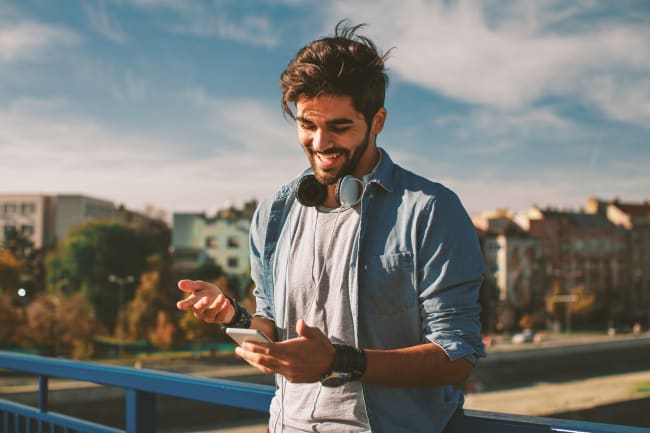 Ragazzo con smartphone Ragazzo con smartphone