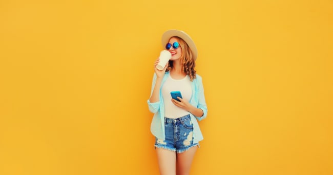 Ragazza con smartphone Ragazza con smartphone