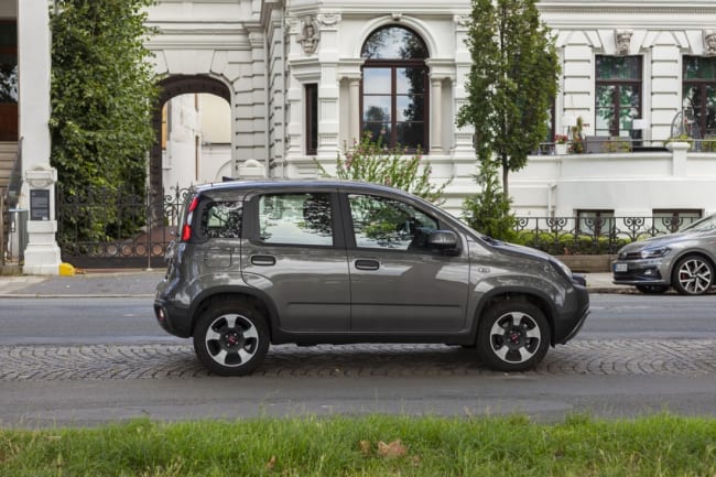 fiat panda parcheggiata in città fiat panda parcheggiata in città