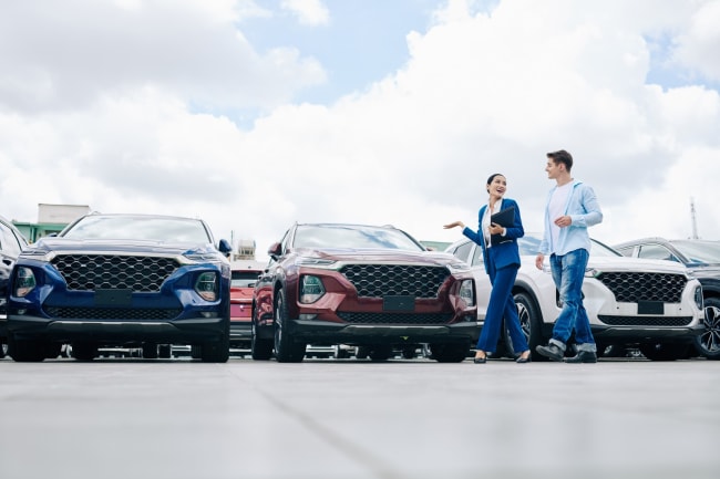 acquirente e venditore davanti ad auto usate