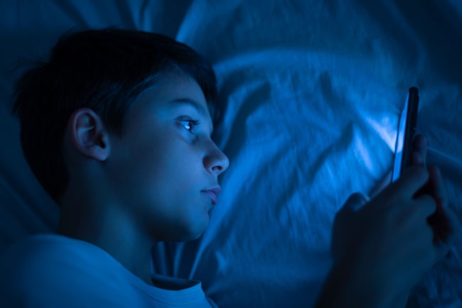 adolescente usa lo smartphone di notte adolescente usa lo smartphone di notte