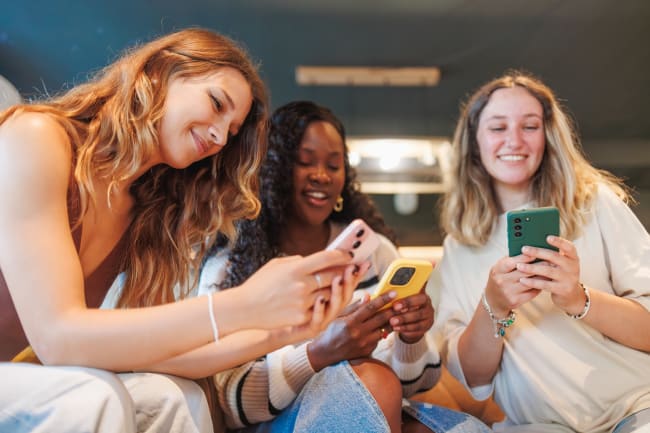 Amiche al telefono Amiche al telefono