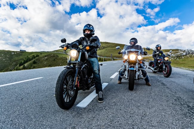 motociclisti in strada motociclisti in strada