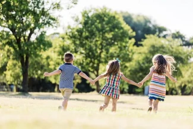 bambini corrono su un prato bambini corrono su un prato