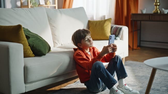 Bambino al cellulare