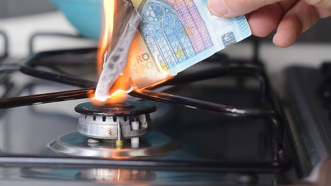 bollette nel 2022 si e speso il 108 in piu per lelettricita e il 57 in piu per il gas bollette nel 2022 si e speso il 108 in piu per lelettricita e il 57 in piu per il gas