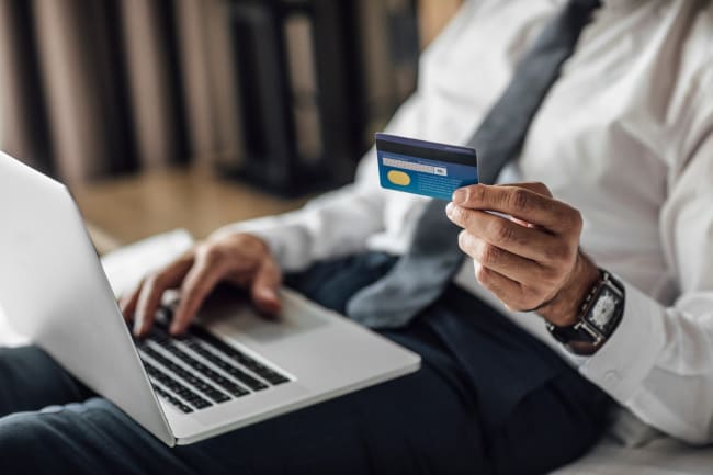 Businessman con carta di credito Businessman con carta di credito