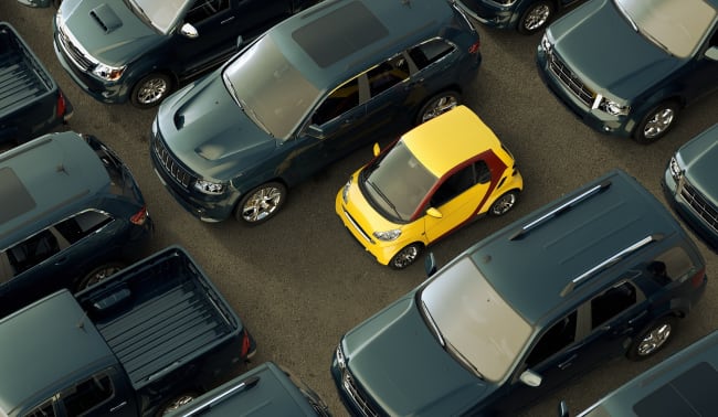 city car gialla parcheggiata tra suv city car gialla parcheggiata tra suv