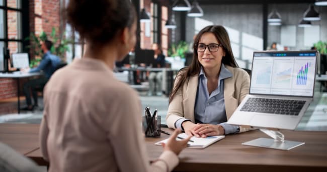 cliente con consulente finanziario cliente con consulente finanziario