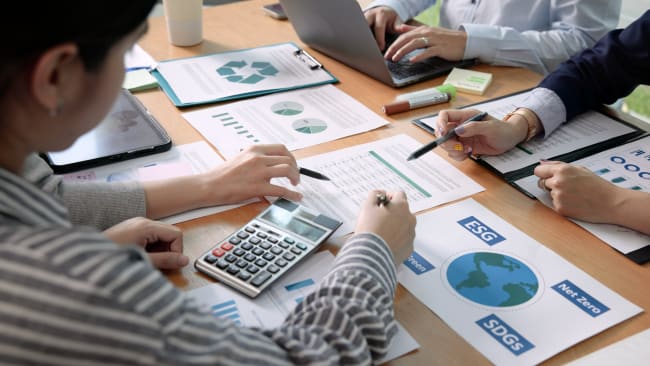 colleghi di lavoro alla scrivania studiano dati colleghi di lavoro alla scrivania studiano dati