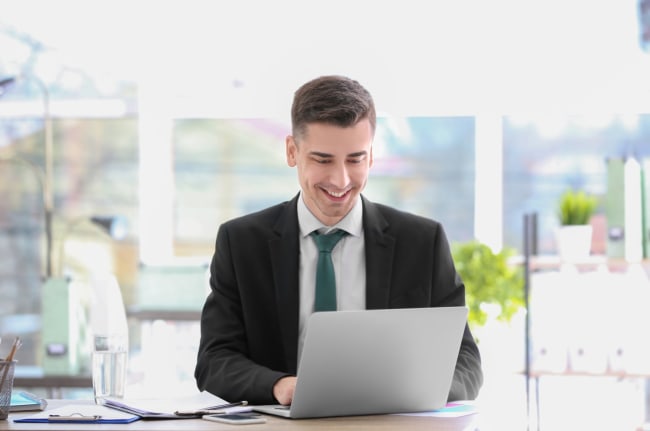 consulente assicurativo al pc