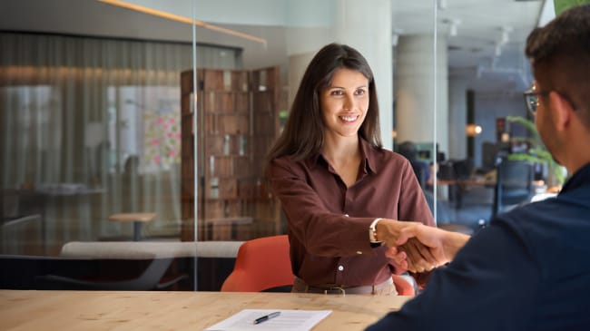 consulente assicurativo stringe la mano a cliente