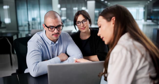 consulente finanziario con clienti