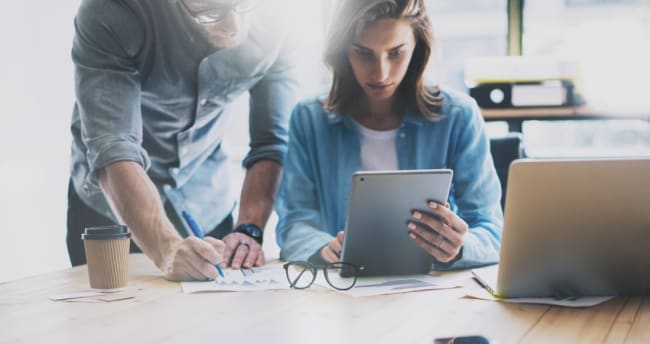 coppia che guarda il tablet