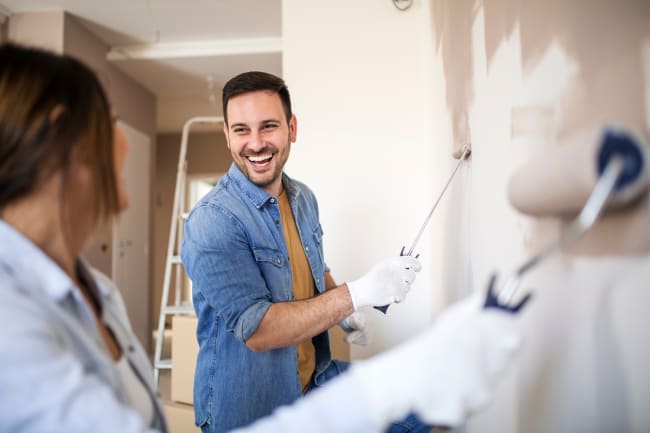 Coppia che ristruttura casa Coppia che ristruttura casa