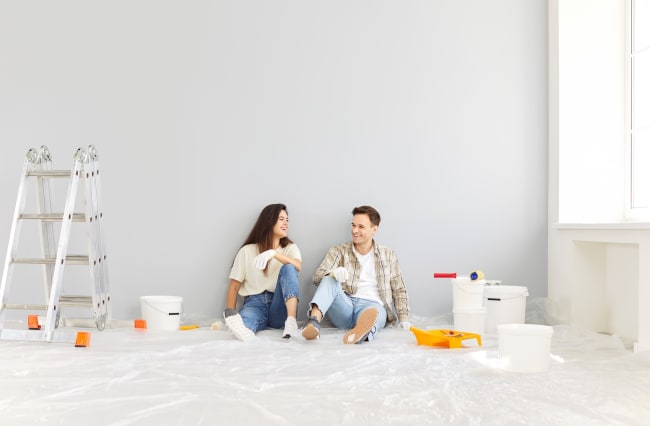 Coppia che sta ristrutturando casa Coppia che sta ristrutturando casa