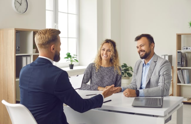 coppia con consulente finanziario coppia con consulente finanziario