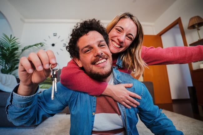 Coppia felice con chiavi della casa nuova Coppia felice con chiavi della casa nuova