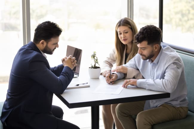 coppia firma documenti con consulente finanziario coppia firma documenti con consulente finanziario