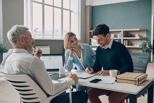 coppia_firma_documento_in_ufficio