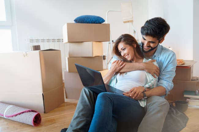 coppia giovane che ha acquistato prima casa coppia giovane che ha acquistato prima casa
