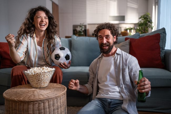 coppia guarda partita