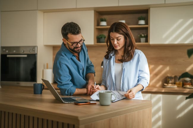 Coppia in cucina che valuta offerte